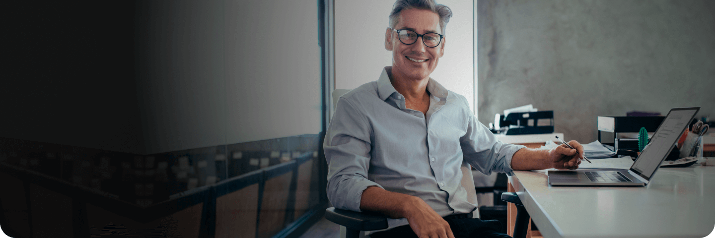 joven masculino gestiona su empresa de la mejor manera con Claro Cloud