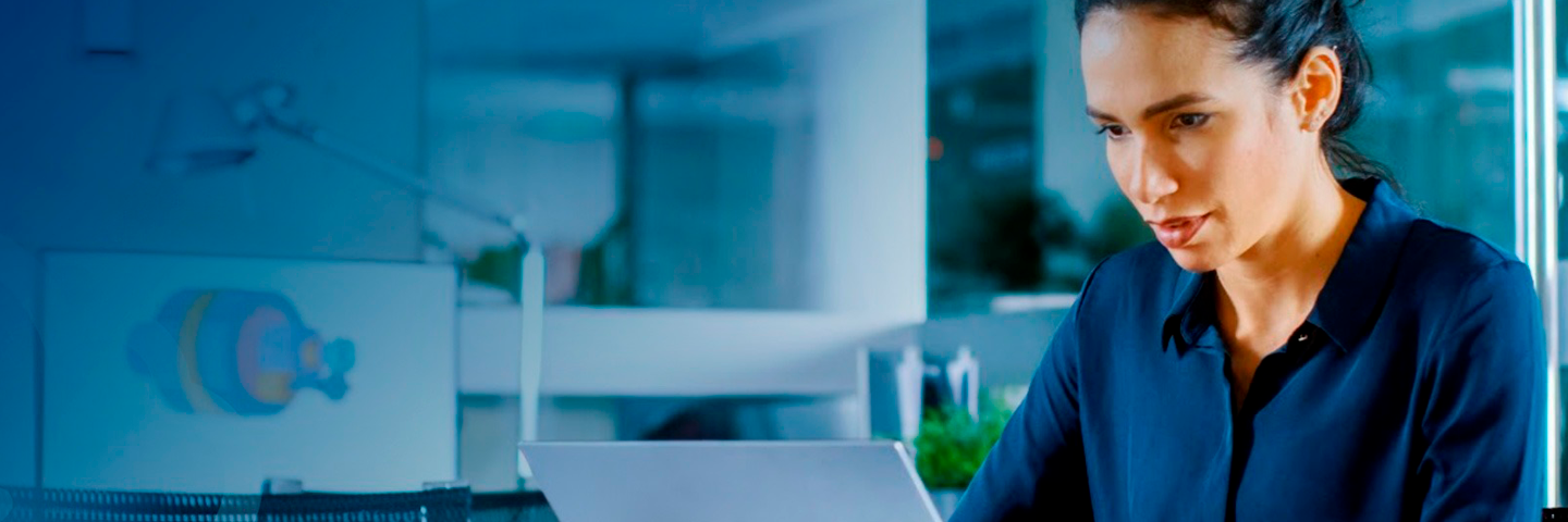 mujer utilizando su computador con Claro Cloud Empresarial