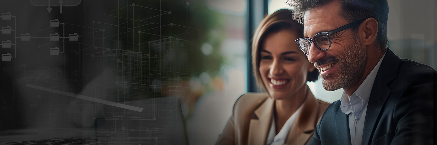 pareja de adultos empresarios viendo sus facturas en Claro Cloud Facturacion pareja de adultos empresarios viendo sus facturas en Claro Cloud Facturacion