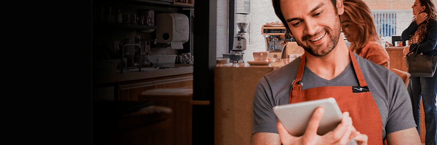 joven masculino con mejor productividad en su negocio con Claro Cloud joven masculino con mejor productividad en su negocio con Claro Cloud