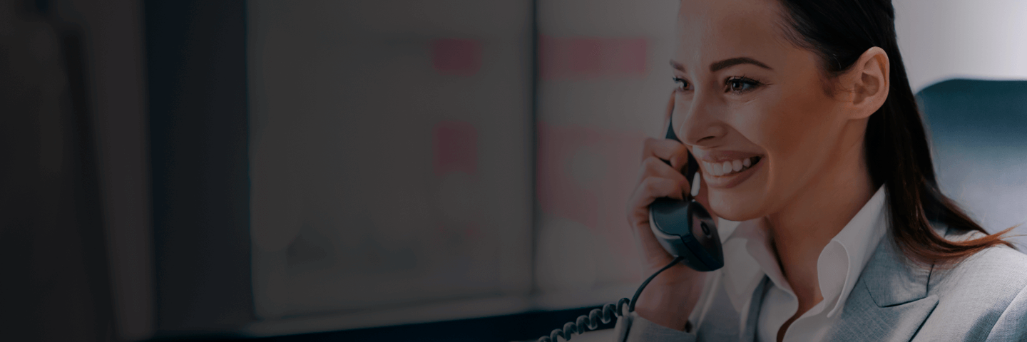 joven femenina tomando una llamada de central telefonica con Claro Cloud