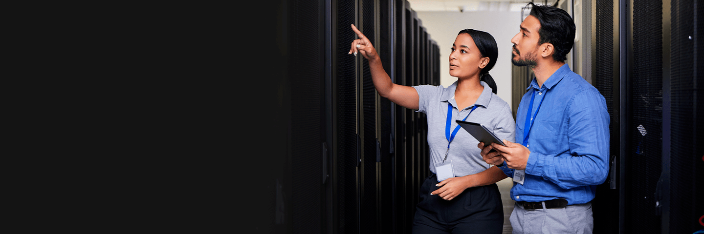 Pareja de hombre y mujer verificando implementaciones de Azure y Claro Cloud Empresarial Pareja de hombre y mujer verificando implementaciones de Azure y Claro Cloud Empresarial