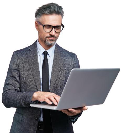 joven adulto profesional utilizando los servicios de Claro Cloud en su empresa